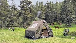 FAMILY CAMP WITH WILD HORSES IN AN INFLATABLE TENT WITH WOOD STOVE