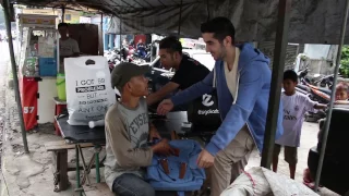 Free haircuts for the people in need (touching)