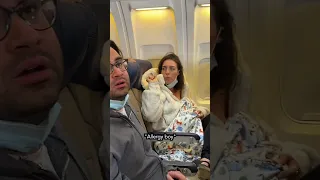Женщина кормит грудь кота в самолете Хихидок