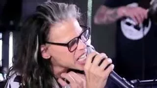 Steven Tyler satisfies with "Amazing" at Recovery Unplugged drug rehab