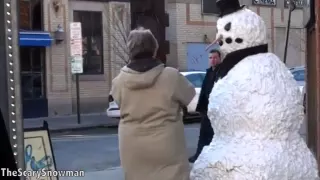 Снеговик пугает людей)