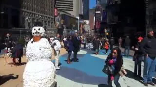 Moving Snowman Prank Scaring cops in New York City - Funny Clips