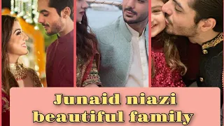Junaid Niazi with Wife & Daughter #junaidniazi  #pakistaniceleberties #pakshowbiz