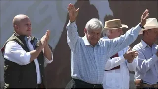 ¿Y los abucheos? Ovacionan a gobernador de oposicion en evento con AMLO