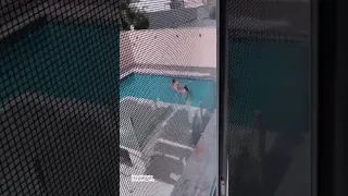 Biankinha e Mayumi na piscina