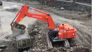 Hitachi Zaxis 690LCH Ekskavatör Taş Ocağı Şantiyesinde Ford Trucks Kamyona Yükleme Yapıyor