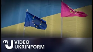 Прапор ЄС з нагоди Дня Європи біля будівлі Запорізької міської ради