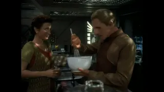 Star Trek DS9 S3E04 Odo & Kira | Thinks Odo CUTIE Cooking @ 1:40