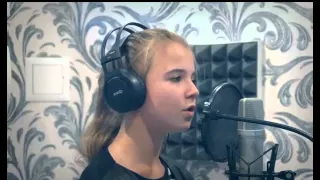 Девочка поёт песню "кукушка" очень круто))