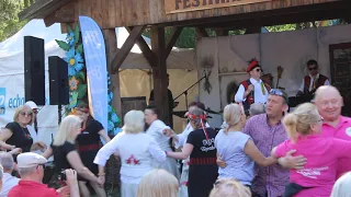 Dziewczyny z KGW potańczyły z Kapelą Jędrzej na Świętokrzyskim Festiwalu Smaków w Tokarni 04.05.2024