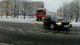 斯巴鲁WRX雪地拖被困卡车，四驱丝毫不输奥迪的Quattro