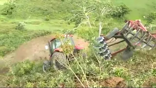 Olha a cagada, Acidente com trator, grade tombando