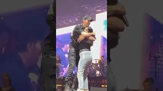 Enrique Iglesias with a lucky fan on stage  #enriqueiglesias #shorts #2022