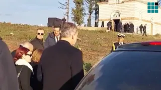 Felipe VI abraza al rey emérito Juan Carlos I en el entierro de Constantino de Grecia