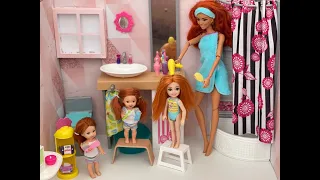 Novelinha da Barbie: Nova família! Rotina da manhã da Barbie e filhas.