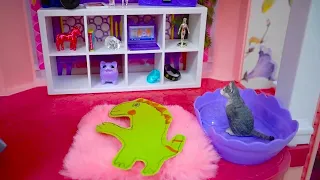 Alice playing BARBIE dream HOUSE ! Room tour of the house and the story about the dinosaur !