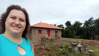 MULHER CONSTRUIU OBRA DE ARTE REAPROVEITANDO PEDRAS AQUI TUDO É REUTILIZADO - SIMONE