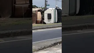 Carreta tombou ao fazer a curva para acessar o anel rodoviário de BH..