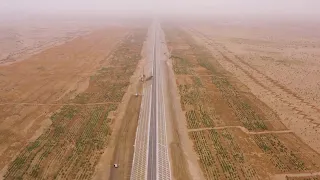 Railway loop around China's largest desert starts operation in Xinjiang