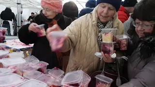 Битва москвичей за за бесплатную селедку под шубой