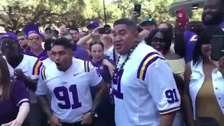 LSU FOOTBALL PLAYER BREIDEN FEHOKO DOES THE HAKA WITH HIS DAD BEFORE THE GAME