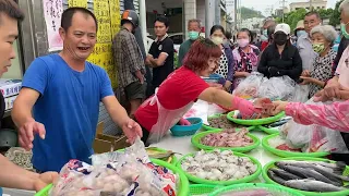 章魚腳只剩下兩條  阿源留下來，等一下準備賣拼盤  台中市豐原中正公園  海鮮叫賣哥阿源  Taiwan seafood auction