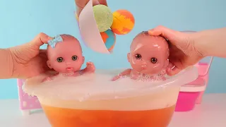 Куклы Пупсики купаются в ванной с водяными бомбочками. Чуть не затопили ванную комнату.Зырики ТВ