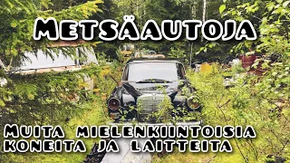 Autoja mopoja traktori ja koneita metsässä