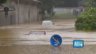 Maltempo Lombardia, esonda il fiume Lambro a Monza: le auto sommerse dall'acqua
