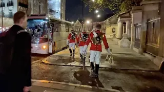 RARE SIGHTING: OFF DUTY KING’S GUARDS BOARD BUS IN THEIR UNIFORMS!