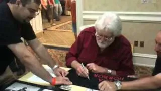 Gunnar Hansen Signing a Shirt at Spooky Empire 2011