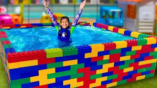 Jannie Le Enseña A Ellie A Nadar En La Piscina Para Niños | Juega Con Divertidos Juguetes Acuáticos