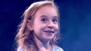 8 year old Amelia Anisovych from Kyiv sings Let It Go then joined by the cast of Frozen - 31/12/2022