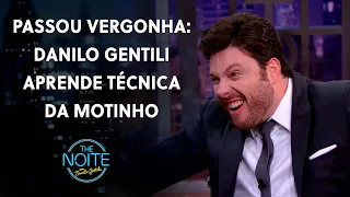 O apresentador aprendeu a técnica vocal e passou vergonha | The Noite (13/07/22)