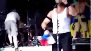 Музыкант Bloodhound Gang в Одессе засунул в штаны флаг России