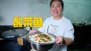 媳婦煮一鍋水煮魚，配菜比魚肉多，家人卻吃得津津有味 | A delicious recipe for fish! The family loved it!