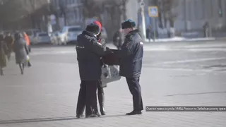 Полицейские Забайкалья поздравили прекрасных незнакомок