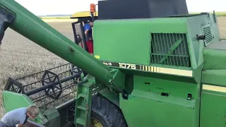 Молотимо пшеницю John Deere 1075 hydro