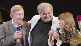 Композитора Евгения Бедненко поздравляют Наталья Варлей и Юрий Чернов.