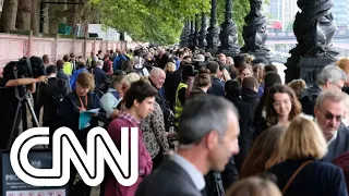 Milhares de pessoas esperam para ver caixão da rainha Elizabeth II | NOVO DIA
