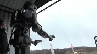 Российский боевой робот стреляет с двух рук/Russian combat robot shoots with two hands