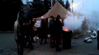 Под Криворожским горисполкомом протестующие подожгли шины