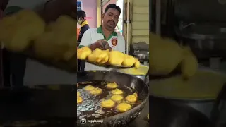 MUMBAI Vada Pav ❤️ | Veggie Paaji #shorts #ashortaday #streetfood