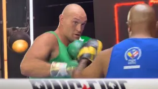 RINGSIDE ANGLE: TYSON FURY BLISTERS THE PADS WITH MULTIPLE HOOKS AT OPEN WORKOUT IN SAUDI ARABIA!!