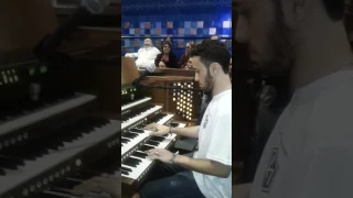 Tocando no órgão do Santuário de Aparecida-Sp