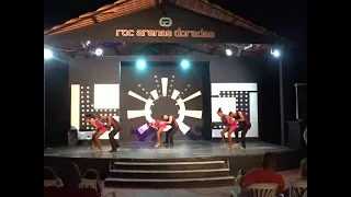 Espectáculo nocturno en Roc Arenas Doradas. ¡A bailar!