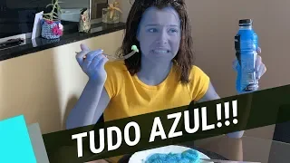 UM DIA INTEIRO SÓ COMENDO COMIDA AZUL