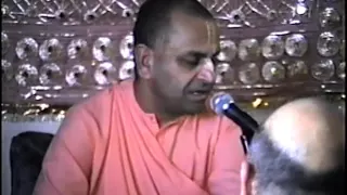 Hare Krishna Kirtan 1994 - Nava Yogendra Swami - 3