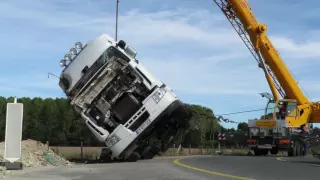 camion renversé sur la D948 : l'opération de relevage