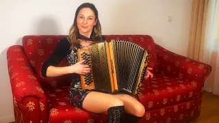 Claudia Hinker spielt „HALLO KLEINE MAUS“ von Sašo Avsenik auf ihrer Steirischen Harmonika.